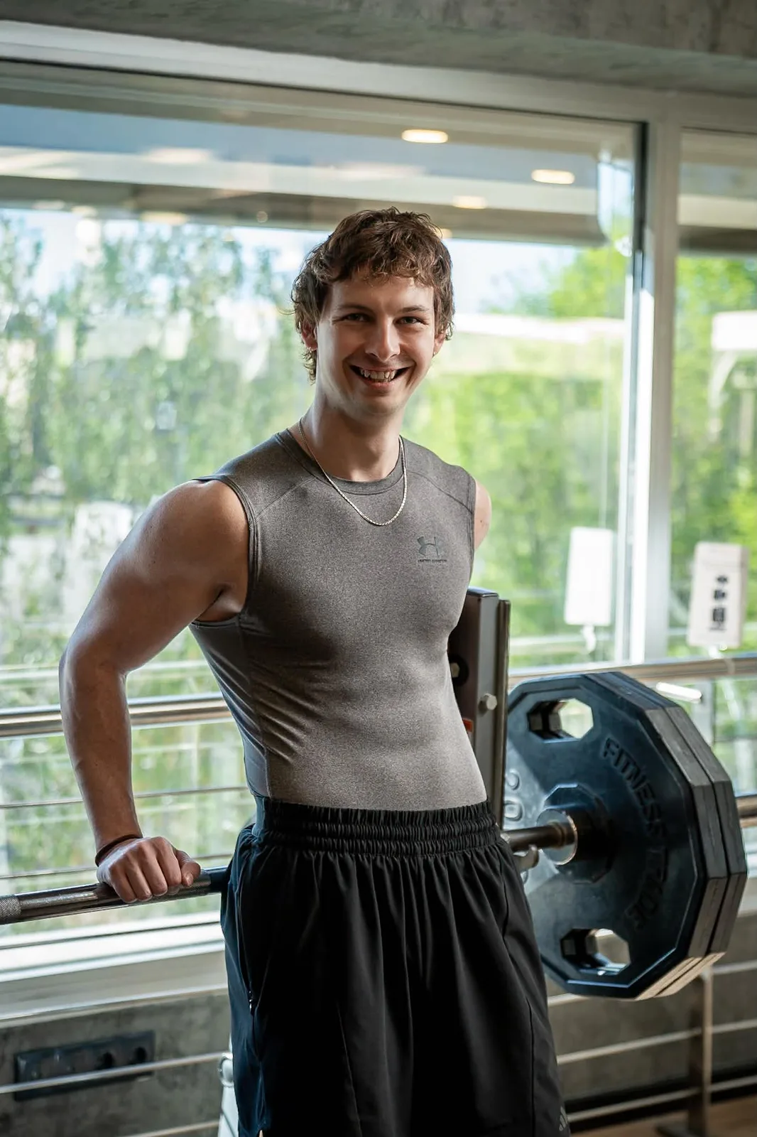 Hegedűs Gábor a terem ablaka előtt, egy rúd mellett